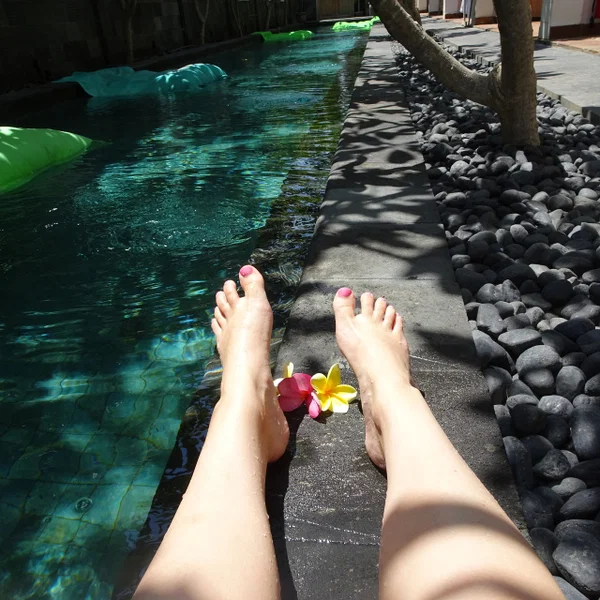 Amateur babe Elite Rose filming her sexy wet feet and toes outdoors  - Feet, Amateur, Close Up, Outdoor, Legs, Non Nude, Pretty, White  - Photo 5