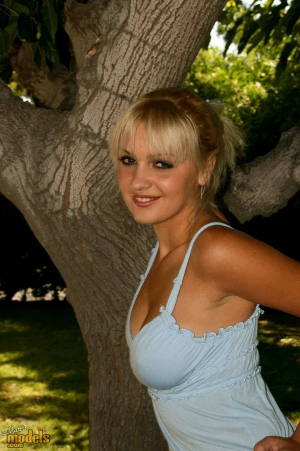 Blonde girl Nikita gets naked on all fours upon an outdoor bench  - Amateur, Outdoor, Ass, Feet, Beautiful, Blonde, PAWG, Skirt, Big Tits, Clothed  - Photo 5