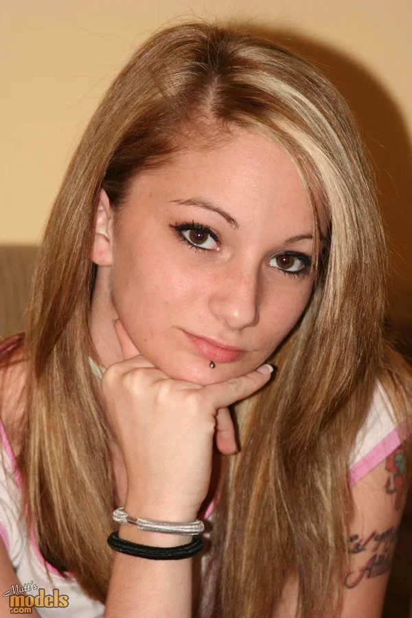 Pretty blonde amateur Leo with pierced lip flashes her naked boob  - Piercing, Face, Amateur, Babe, Tiny Tits, Nipples, Beautiful, Solo  - Photo 6