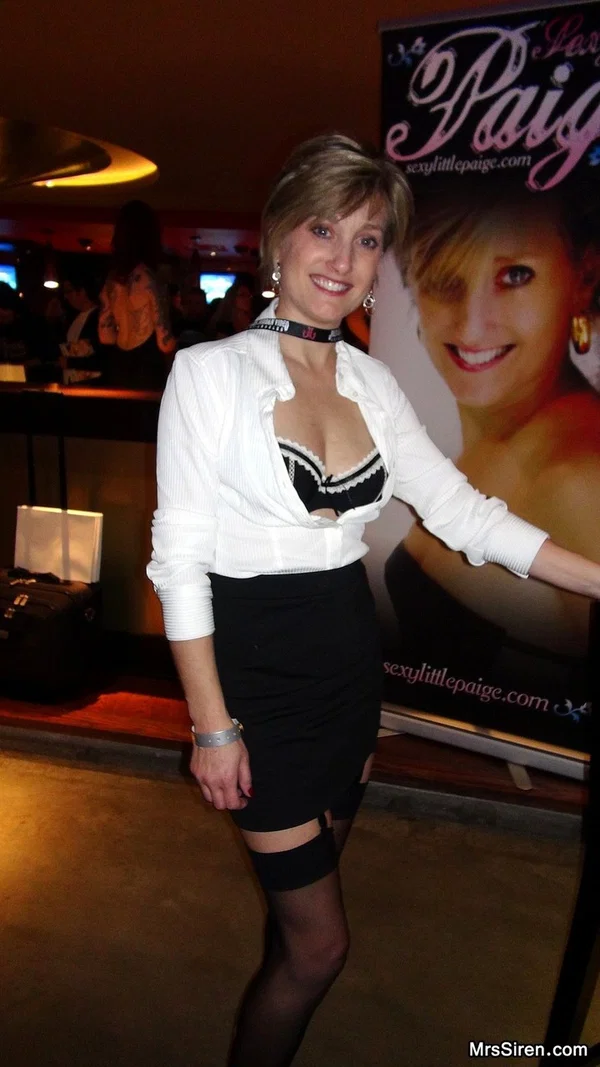 Blonde MILF Dee Siren & a slutty fatty flaunt their big bums at an AVN Expo  - Mature, BBW, Curvy, Thick, MILF, Chubby, White, Petite, Amateur, Blonde  - Photo 4