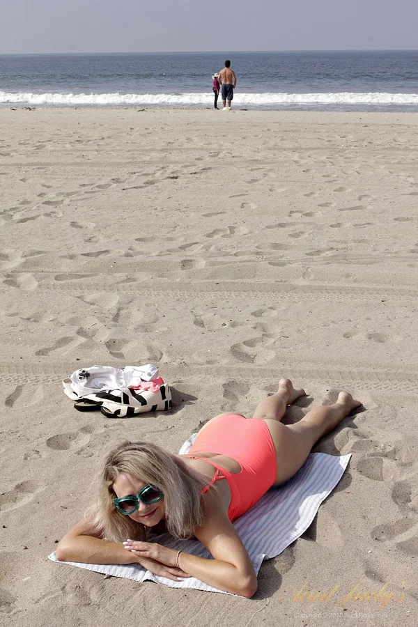 Mature blonde Elle strips to show her big tits & bald pussy in a car  - Mature, Beach, MILF, Amateur, Outdoor, Pretty, Blonde, Glasses, Pussy, Big Tits  - Photo 9