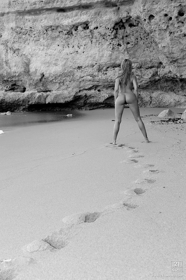 Beautiful Portuguese babe Sandy strips her bikini and poses on the sand beach  - Pornstar, Sexy, Bikini, Outdoor, Feet, Pussy, European, Non Nude  - Photo 12