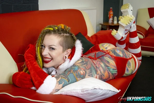 Inked girl Piggymouth sports brightly coloured dreadlocks during an Xmas shoot  - Christmas, Tattoo, MILF, Fetish, Nipples, Pornstar, Babe, Pussy, Stockings, Piercing  - Photo 15