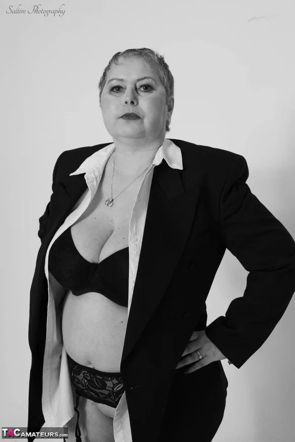 Mature fatty Posh Sophia sports short hair while showing her saggy breasts  - Mature, Saggy Tits, BBW, Chubby, Big Tits, Curvy, Short Hair, Amateur, British, Thick  - Photo 5