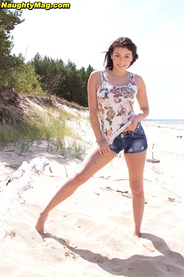 Amateur girl Celine lifts up her shirt to expose her bra while on a beach  - Beach, Short Hair, Amateur, Outdoor, Beautiful, Bikini, Close Up, Shorts, Clothed, Big Tits  - Photo 9