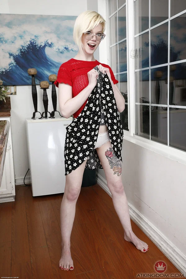 Nerdy blonde Pearl Sinclair gets rid of her clothes and spreads her hot pussy  - Short Hair, Amateur, Pale, Pussy, Petite, Big Clit, Glasses, Feet, Spreading, Anal Gape  - Photo 2