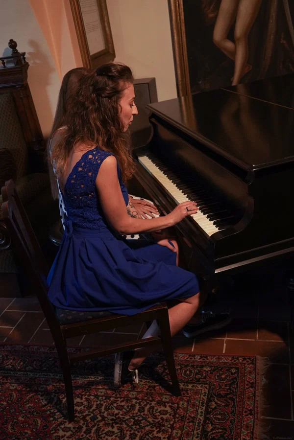 Teen Emylia Argan gets orally pleased by her lesbian piano teacher Kinuski  - Hairy, Teacher, Teen, Lesbian, Cute, Glamour, Model  - Photo 2