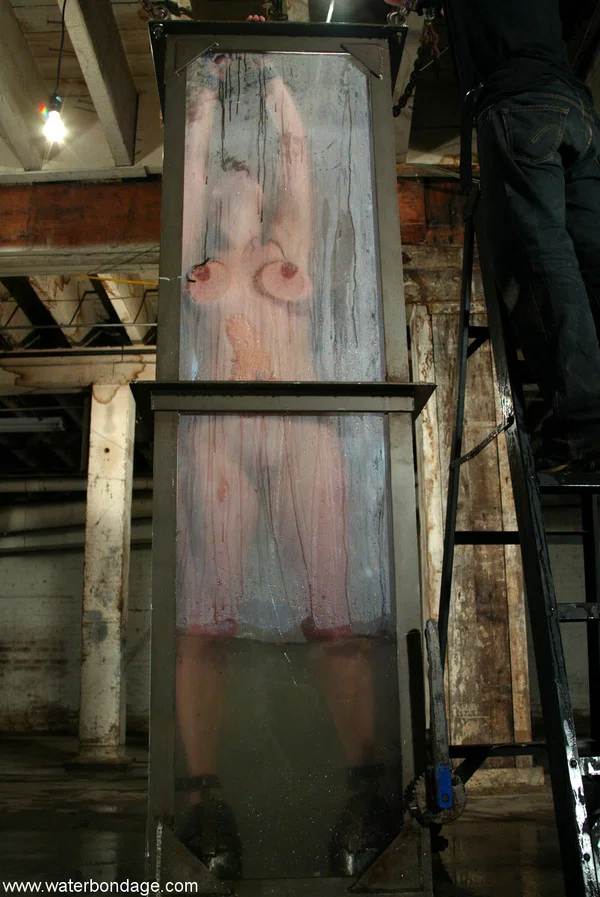 Water Bondage performed by Isabella Soprano Sex Photos  - Underwater, Bondage, Fetish, Wet, BDSM, Nipples, MILF, Armpit, Big Tits, Pussy  - Photo 5