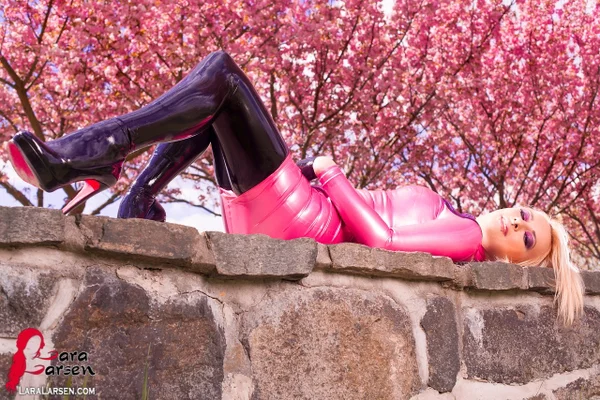 Blonde Lara Larsen unzips a latex dress to expose a matching bra in a park  - Latex, Fetish, Amateur, Clothed, Outdoor, Babe, Lingerie, Redhead, High Heels, Ass  - Photo 6
