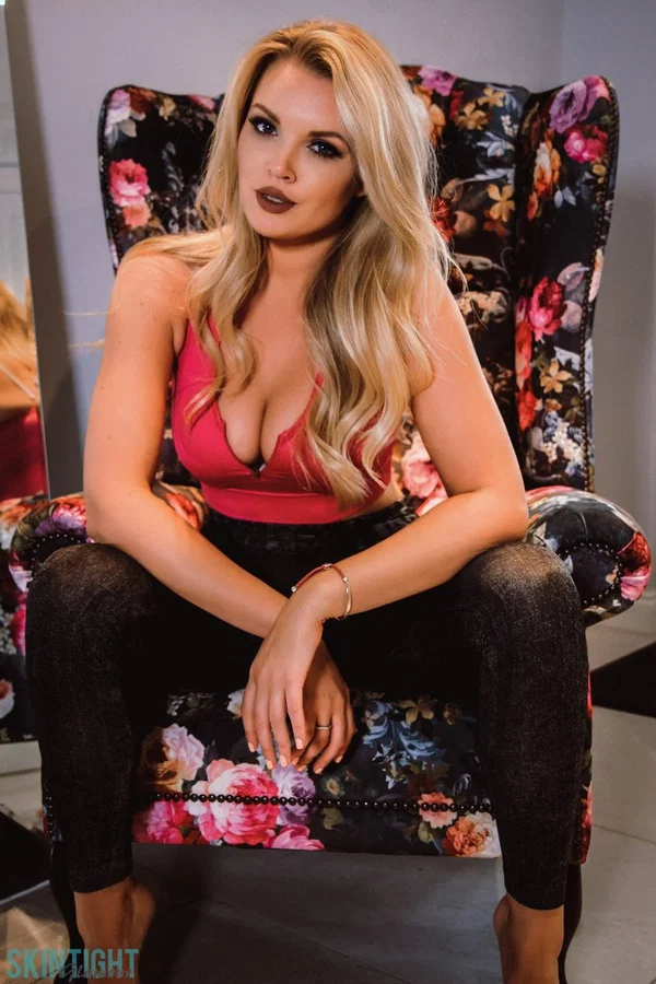 Sexy blonde Porchia Watson undoes her bra to expose her firm breasts  - Babe, Big Tits, Glamour, Panties, Blonde, Clothed, Natural Tits, Jeans, Solo, Ass  - Photo 5