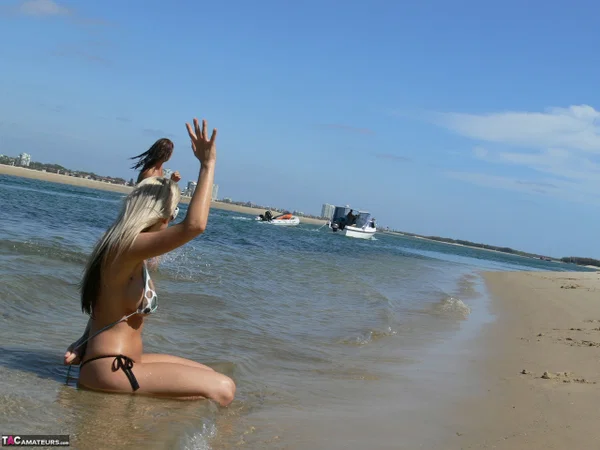 Blonde girl Aussie Jewel takes off her bikini top while at the beach  - Beach, Public, Bikini, Big Tits, Outdoor, Amateur, Glasses, Natural Tits, Wet, Blonde  - Photo 12