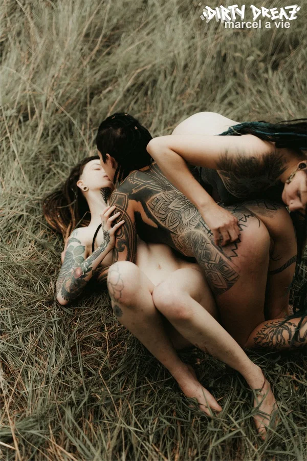 Three tattooed girls share lesbian kisses in long grass near a fir tree  - Tattoo, Humping, Threesome, Fetish, Lesbian, Ass, Ass Licking, Outdoor, Pigtails, Kissing  - Photo 15