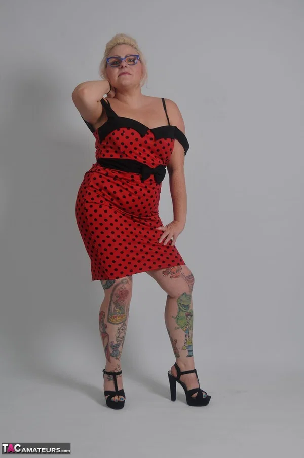 Tattooed blonde Mollie Foxxx removes her dress while wearing glasses  - Mature, Chubby, Thick, Curvy, Lingerie, Glasses, British, Redhead, BBW, Tattoo  - Photo 4