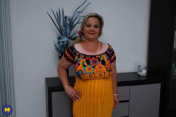 Obese older woman gets banged doggystyle on a sofa by her toy boy  - BBW, Mature, Saggy Tits, Reality, Amateur, Blonde, Chubby, Clothed, Kissing, Curvy  - Photo 1