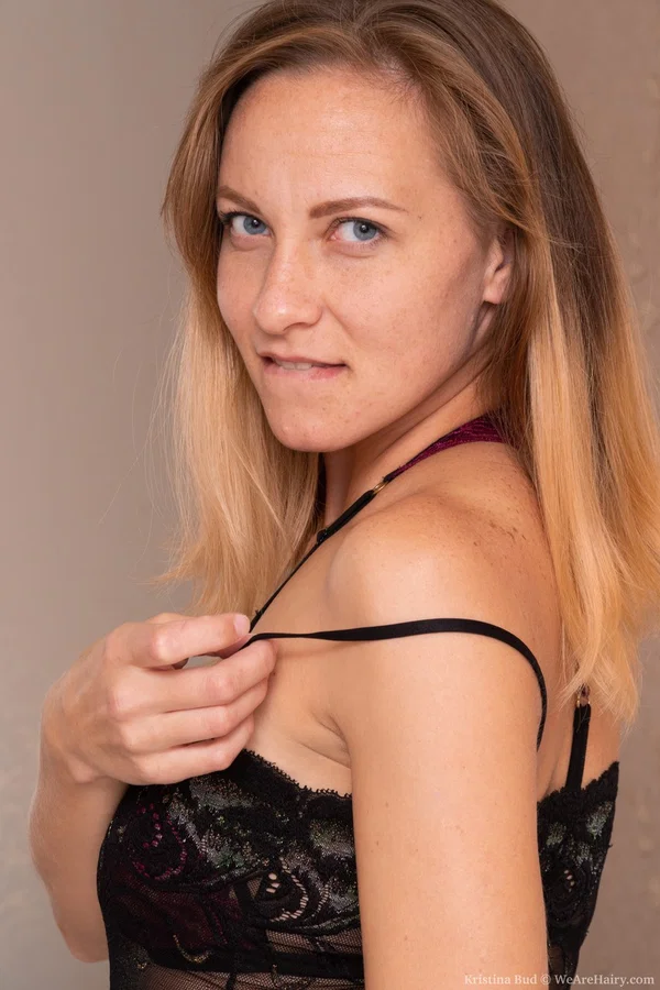 Tall brunette American Kristina Bud playing with her long pussy hair  - Hairy, Face, Beautiful, Close Up, Pussy, Tall, Solo, Amateur, Big Clit, Sexy  - Photo 4