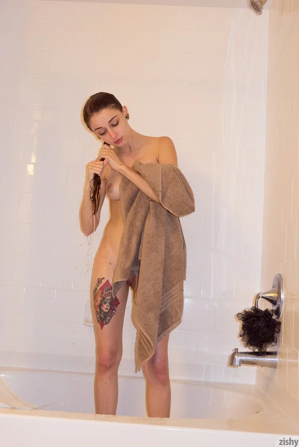 Amateur stunner Willow Hayes takes a shower after posing in sexy lingerie  - Girlfriend, Bath, Amateur, Shower, Face, Teen, Wet, Short Hair, Ass, Skinny  - Photo 7