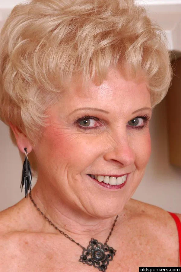 Busty granny Jewel flashes tits and puffy pink pussy in kitchen  - Mature, Stockings, Babe, Close Up, Pussy, Spreading, Shaved, Ass, Short Hair, Face  - Photo 1