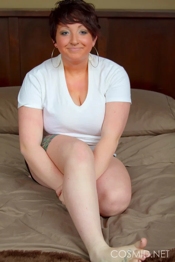 Mature plumper Lainey fills out a white T-shirt with ample sized breasts  - BBW, MILF, Big Tits, Amateur, Clothed, Chubby, Short Hair, Curvy, Thick, Tattoo  - Photo 1