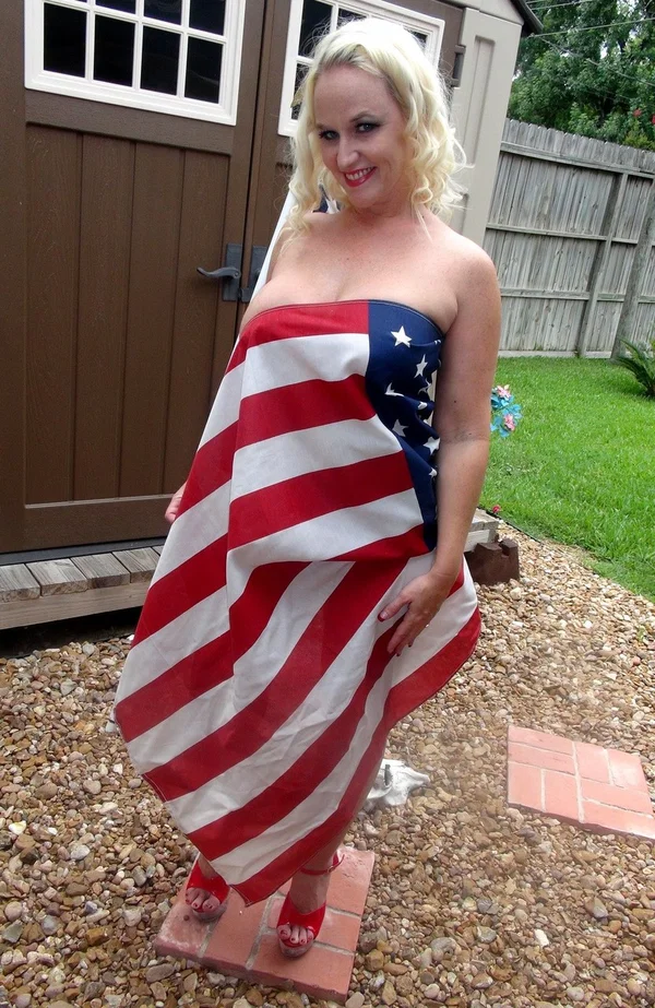 Blond amateur Dee Siren holds a USA flag while showing her big tits in a thong  - Mature, Chubby, Thick, BBW, Ass, Curvy, Amateur, MILF, Big Tits, PAWG  - Photo 5