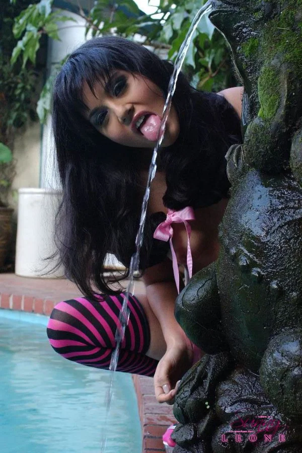Topless MILF Sunny Leone shows off her skinny body in stockings & high heels  - Indian, Stockings, Outdoor, Panties, Ass, Pool, Pornstar, Legs, Brunette, Babe  - Photo 16