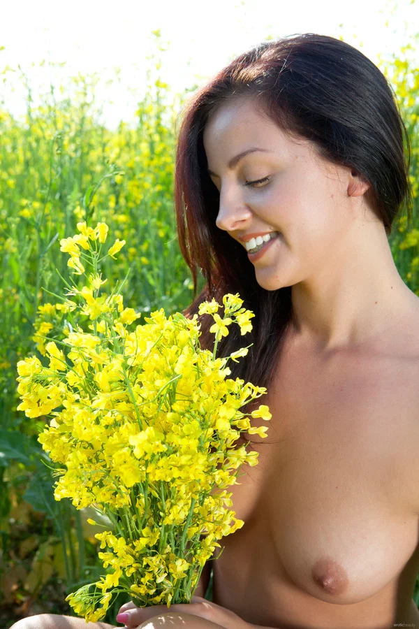 Sweet teen girl holds a bunch of flowers while posing naked in a field  - Teen, Babe, Perfect, Tall, Outdoor, Glamour, Beautiful, Cute, Tiny Tits, Sexy  - Photo 2