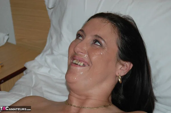 Amateur woman Juicy Jo eats cum from fingers after a cumshot in her mouth  - BBW, Amateur, Facial, MILF, Cumshot, Thick, Cum In Mouth, Chubby, British, Curvy  - Photo 7