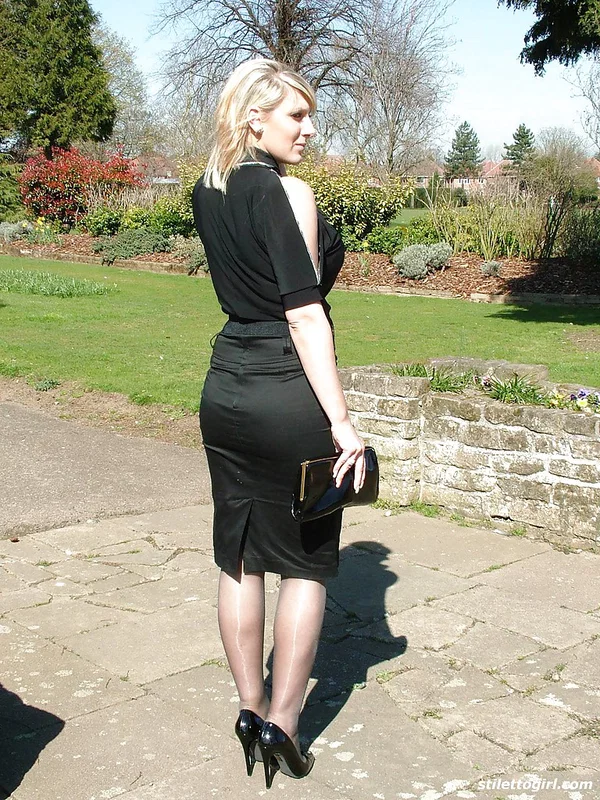 Non nude posing from an sexy babe Demi, who likes doing it outdoor  - Outdoor, Non Nude, Clothed, Skirt, Babe, High Heels, Legs, Ass, Sexy, Beautiful  - Photo 4