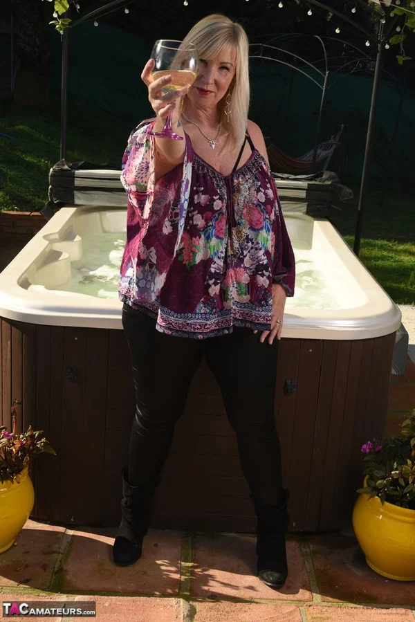 Fat older blonde Melody peels off black leggings afore an outdoor hot tub  - Mature, BBW, Curvy, Thick, Yoga Pants, Pool, Chubby, Amateur, Outdoor, Non Nude  - Photo 4