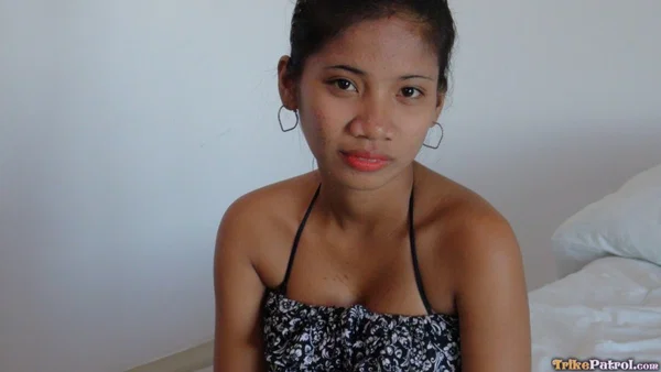 Cute Filipina girl exposes her firm boobs and erect nipples for the first time  - Sexy, Asian, Amateur, Pretty, Outdoor, Non Nude  - Photo 14