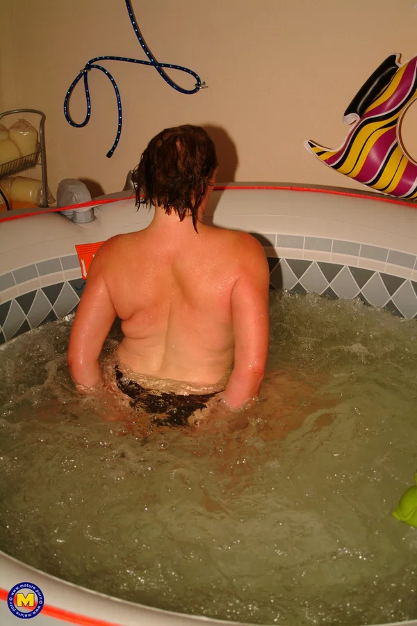 Chubby amateur mom Robine masturbates in the water and on the bed  - Mature, Amateur, European  - Photo 6