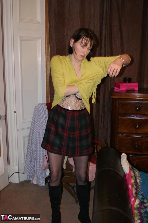 Mature amateur Slut Scot Susan toys her bush on a bed in stockings  - Mature, Hairy, Stockings, Dildo, Boots, Spreading, Pussy, Amateur, Lingerie, High Heels  - Photo 3