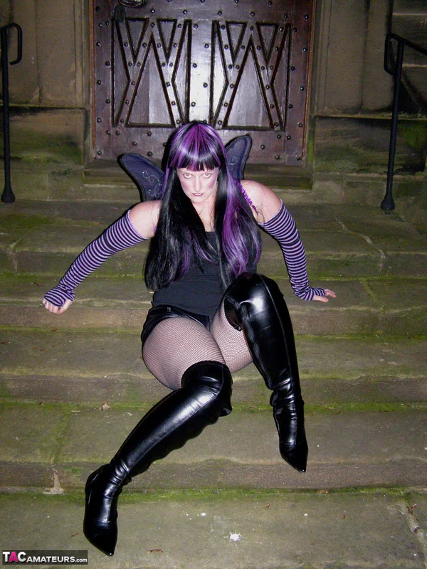 Thick chick Samantha exposes herself at night in black over the knee boots  - Cosplay, Latex, Boots, Chubby, Pantyhose, MILF, Curvy, Thick, BBW, Shorts  - Photo 2