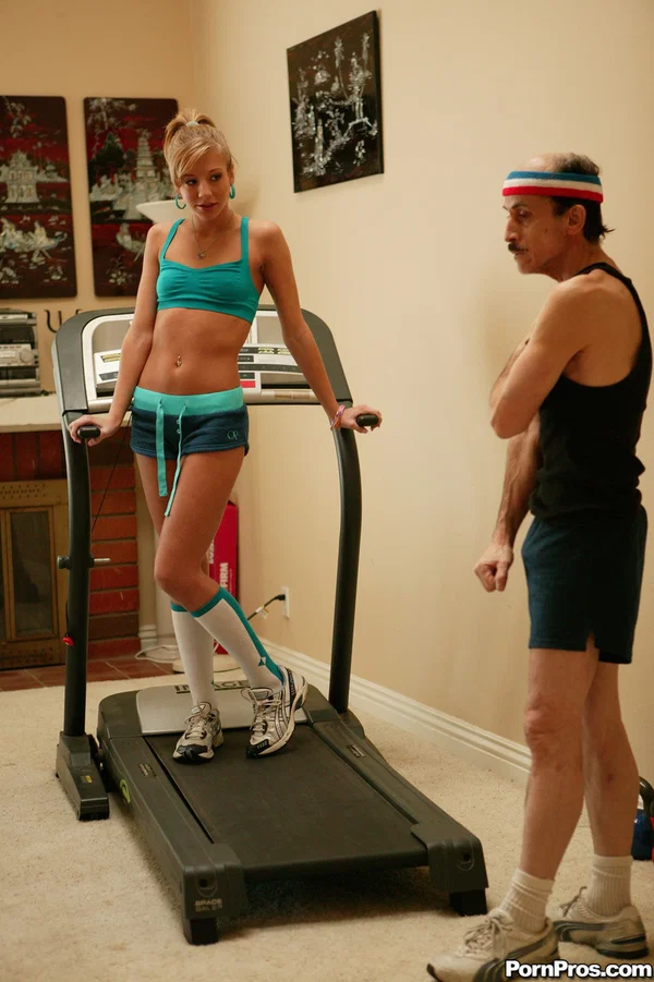 Fit teen girl Chastity Lynn services and older man's big dick  - Photo 1