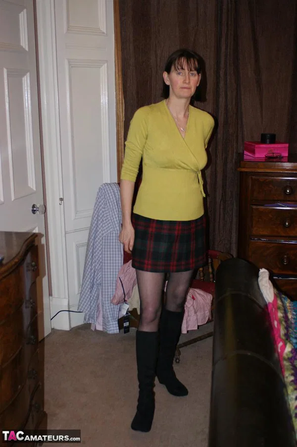 Mature amateur Slut Scot Susan toys her bush on a bed in stockings  - Mature, Hairy, Stockings, Dildo, Boots, Spreading, Pussy, Amateur, Lingerie, High Heels  - Photo 1