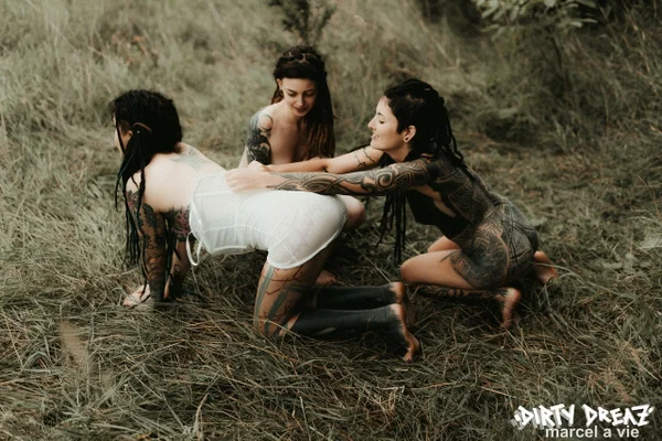Three tattooed girls share lesbian kisses in long grass near a fir tree  - Tattoo, Humping, Threesome, Fetish, Lesbian, Ass, Ass Licking, Outdoor, Pigtails, Kissing  - Photo 9