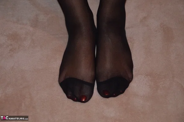 Topless amateur Sweet Susi slips sheer pantyhose over her butt on a bed  - Pantyhose, Mature, Feet, Amateur, MILF, Close Up, Ass, Spreading, PAWG, European  - Photo 2