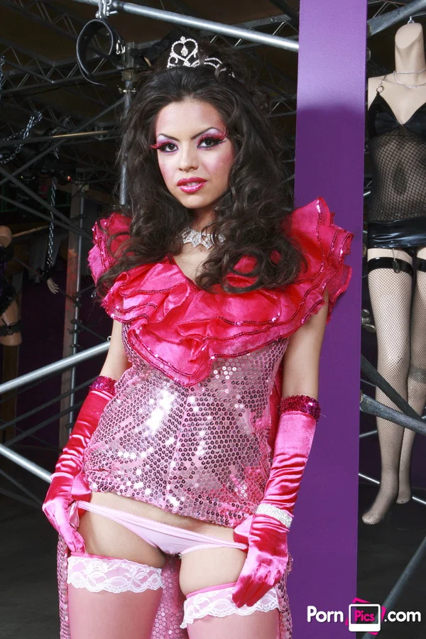 Beauty queen Yurizan Beltran shows her juicy natural breasts & her great ass  - Latina, Model, Glamour, Brunette  - Photo 3