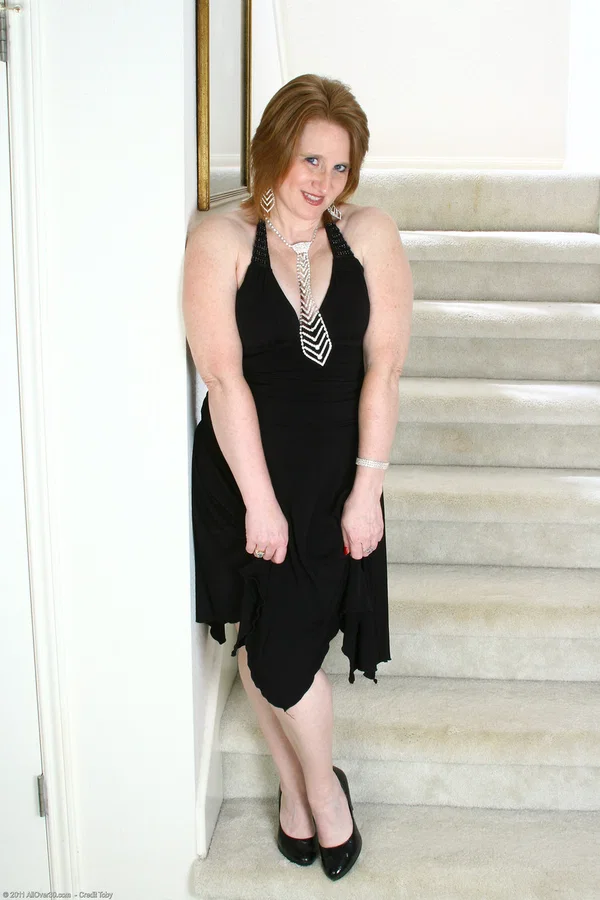 Mature amateur Shawn exposes her chubby body and big tits on the stairs  - Mature, MILF, Amateur  - Photo 3