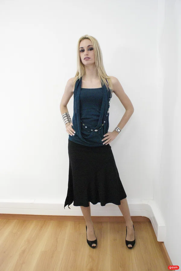 Blonde amateur Erica Fontes poses seductively in a tight dress and high heels  - Photo 3