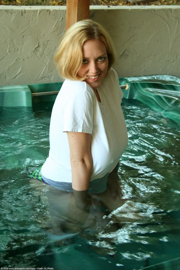 Busty blonde teen strips to her waist during a soak in an outdoor hot tub  - Amateur, Teen, Cute, Blonde, White  - Photo 4