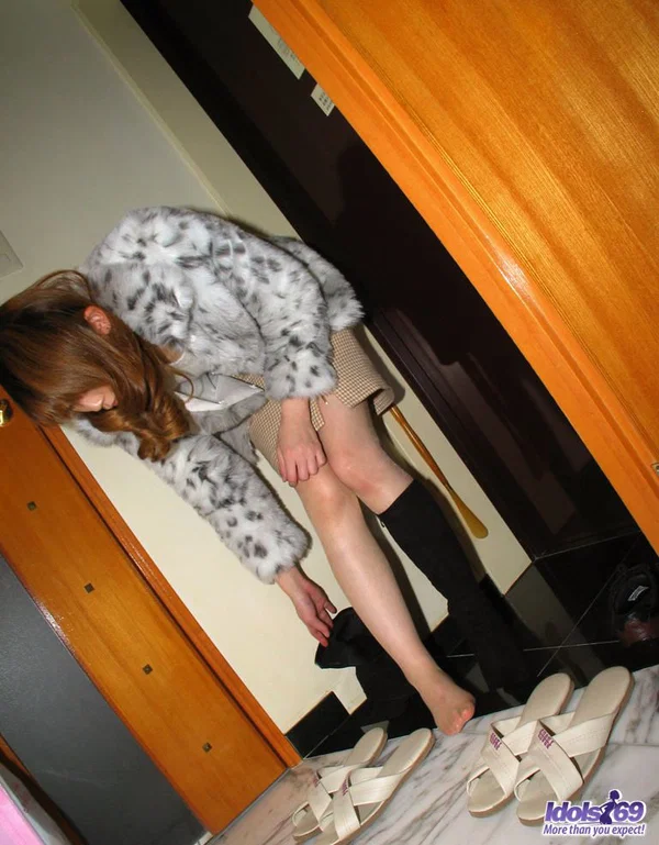 Japanese teen Koyuki disrobes before taking a bath at the end of the day  - Japanese, Asian, Underwater, Teen, Public, Redhead, Babe, Skirt, Shower, Ass  - Photo 4