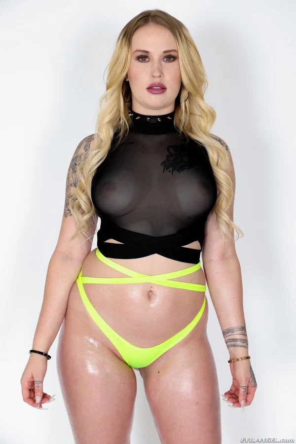 Sexy blonde Layla Love sports an oily sheen before nasty anal sex begins  - Anal Gape, Anal, Threesome, Cumshot, Oiled, Tattoo, Groupsex, Facial, Ass, High Heels  - Photo 1