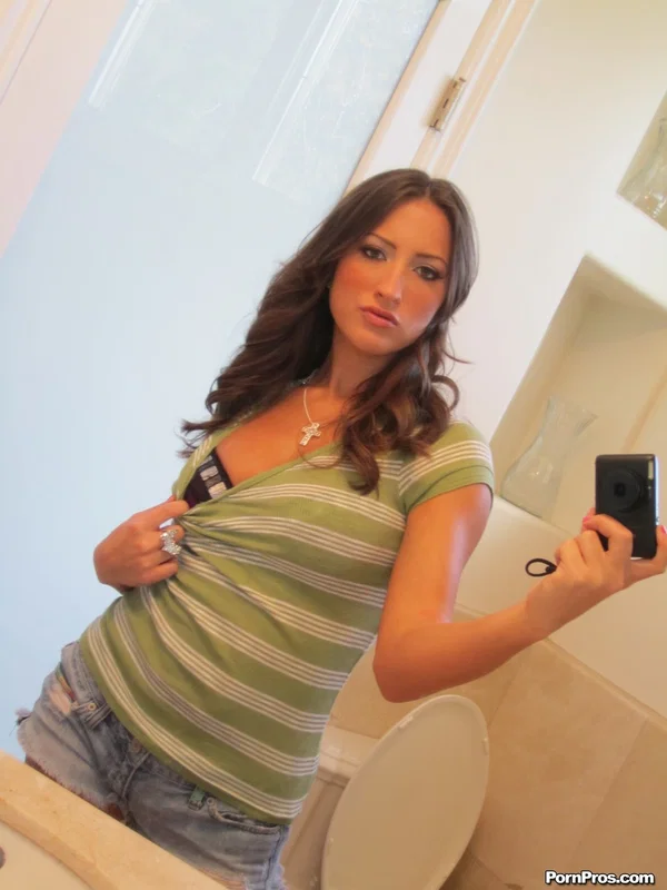 White chick Lizz Tayler takes off her shirt and panties to show natural tits  - Teen, Brunette, Pussy, Cute, Non Nude  - Photo 4