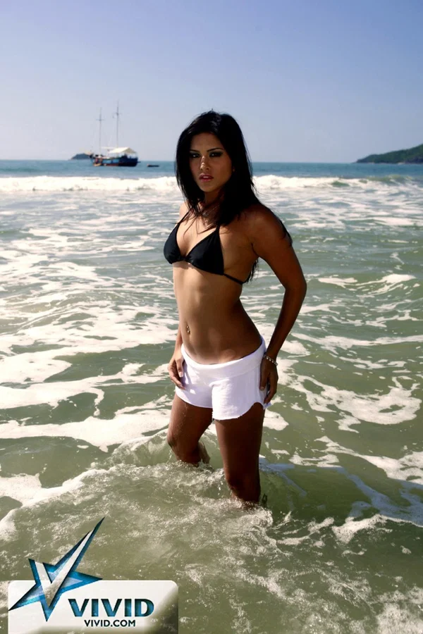 Breathtaking Indian pornstar Sunny Leone poses hotly naked in the sand  - Indian, MILF, Bikini, Outdoor, Pornstar, Non Nude, Short Hair, Pussy  - Photo 1