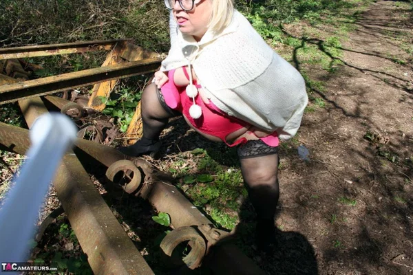 British fatty Lexie Cummings unleashes her big ass in a rural location  - Mature, Curvy, Lingerie, Chubby, Amateur, Stockings, Glasses, Thick, BBW, Outdoor  - Photo 9