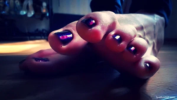 Brunette babe Lisa Dove shows her sweet toes up close in a foot fetish solo  - Feet, Pantyhose, Close Up, Stockings, Jeans, Outdoor, Brunette, Babe, Beautiful, Solo  - Photo 14