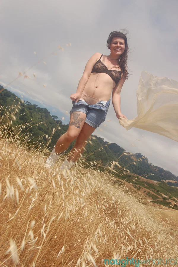 Petite amateur Olivia Rose shows her naturals and hairy pussy in a field  - Hairy, Amateur, Outdoor, Shorts, Ass, Armpit, Big Clit, Undressing, White, Asshole  - Photo 8