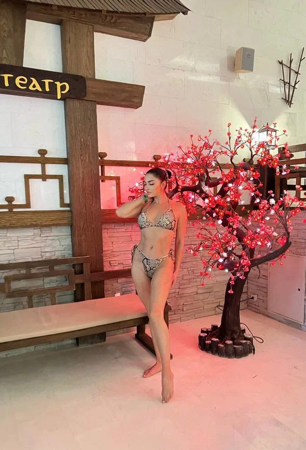 OnlyFans Caroline Deam starring Caroline Deam Porn Images  - Amateur, Sexy, Glasses, Face, Skinny, Outdoor, Legs, Bikini, Brunette, Glamour  - Photo 11