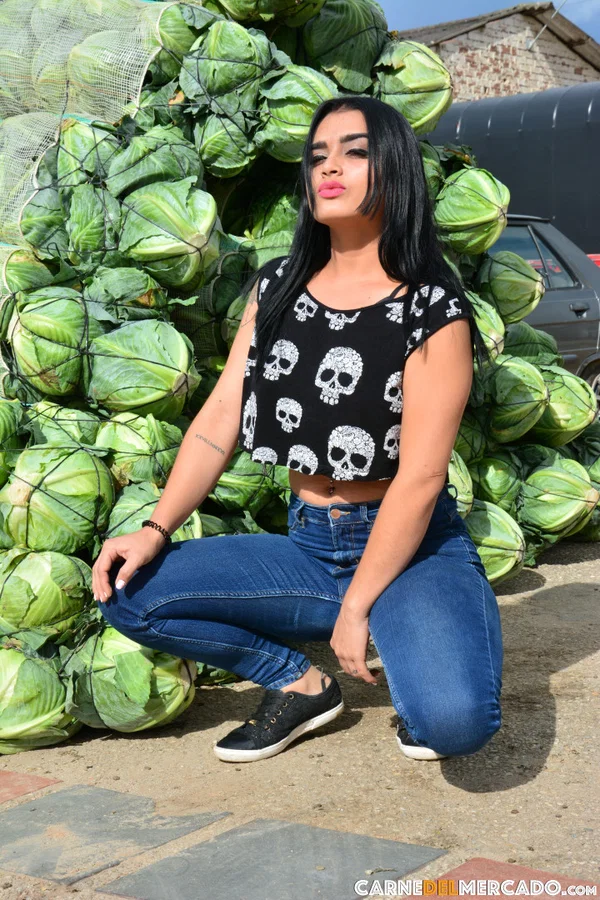 Latina slut Julia Cruz sucks off 2 guys she met at the vegetable market  - Latina, Amateur, Threesome, Tattoo, Outdoor, Blowjob, Pussy, Big Tits, Spreading, Short Hair  - Photo 2