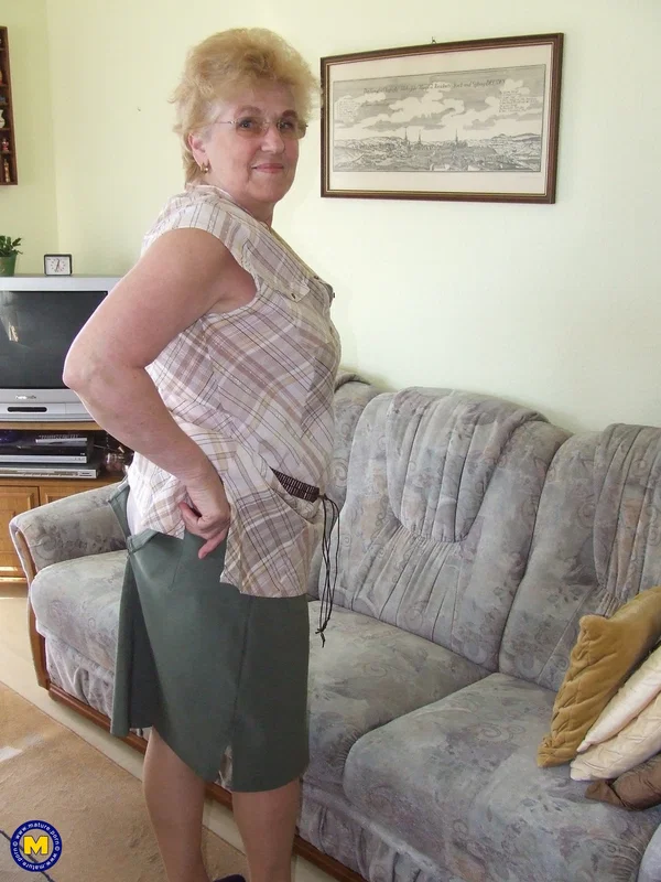 Amateur wife Ursula showing off her huge booty and holes in a solo  - Mature, Wife, Amateur, European  - Photo 2